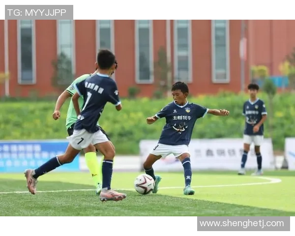 爆炸卷发足球球星赛场追风少年展现激情斗志与无限魅力