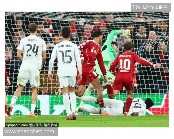 球星闪耀绿茵场 激烈对抗引爆足球现场激情瞬间